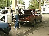 На столичных заправках наблюдается некоторый ажиотаж - операторы АЗС говорят, что очередей нет, но чаще стали брать бензин в канистрах