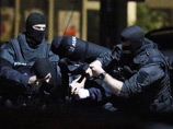 В Германии уголовник, захвативший в закусочной 13 "добровольных" заложников, сдался полиции В Германии уголовник, захвативший в закусочной 13 "добровольных" заложников, сдался полиции