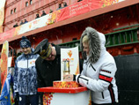 Путешествующий по России и впервые в истории побывавший на Северном полюсе Олимпийский огонь помог участникам эстафеты поставить несколько рекордов