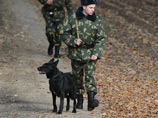Российские пограничники поймали троих африканцев, пытавшихся под
покровом ночи перебраться в Европу Российские пограничники поймали троих африканцев, пытавшихся под
покровом ночи перебраться в Европу