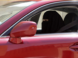 Женщины Саудовской Аравии провели автопробег протеста. Эта страна - единственная, где женщинам запрещено садиться за руль. Многим активисткам накануне звонили с угрозами, и многих это напугало достаточно, чтобы отказаться от участия в акции