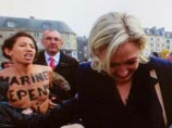 Полуобнаженные активистки движения FEMEN устроили акцию протеста во время выступления лидера французской партии "Национальный фронт" Марин Ле Пен в городе Фужер на западе Франции