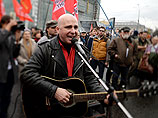 Остававшиеся на бульваре митингующие вели себя спокойно, кто-то держал транспаранты, кто-то слушал песни под гитару Остававшиеся на бульваре митингующие вели себя спокойно, кто-то держал транспаранты, кто-то слушал песни под гитару