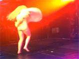 Lady Gaga полностью обнажилась на сцене гей-клуба (ВИДЕО)