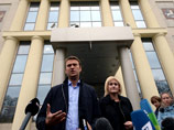 Алексей Навальный и адвокат Ольга Михайлова у здания Мосгорсуда, 9 октября 2013 года