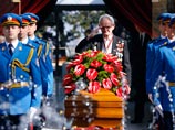 Почетный караул, выставленный у гроба жены югославского правителя Тито, "проморгал" кражу ее орденов Почетный караул, выставленный у гроба жены югославского правителя Тито, "проморгал" кражу ее орденов
