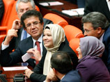 Турецкие женщины-депутаты пришли в парламент в хиджабах