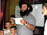 Дагестанский раввин, переживший покушение, возглавил молитву делегатов Всемирного съезда хасидов в Нью-Йорке