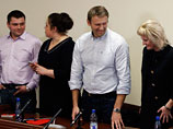 Жители России в большинстве своем уверены, что смягчение приговора по делу "Кировлеса" (замена реального тюремного срока на условный) Алексею Навальному 16 октября, оказался слишком мягким