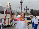 Олимпийский огонь потух  в руках министра культуры Владимира Мединского в Санкт-Петербурге