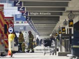 23-летний гражданин США Пол Сиансия, вооруженный полуавтоматической винтовкой, прорвался через "ворота" металлоискателя третьего терминала и открыл огонь, целясь в сотрудников федерального Агентства по безопасности на транспорте США