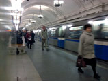 В Москве женщина упала под поезд метро. Встала большая часть "красной ветки"