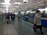 В Москве женщина упала под поезд метро. Встала большая часть "красной ветки" В Москве женщина упала под поезд метро. Встала большая часть "красной ветки"
