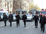 Московская полиция обращается к гражданам с убедительной просьбой проявлять бдительность и сообщать полицейским о подозрительных людях или бесхозных предметах, оставленных в районе проведения массовых мероприятий