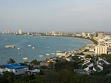 Сообщается, что паром выполнял сообщение между островом Ко Ланг и Паттайей, паром перевернулся на подходе к курортному городу. Bangkok Post уточняет, что двухпалубное судно было перегружено, по данным полиции, на нем было около 200 пассажиров