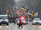Движение на улице Перерва, где собираются националисты, перекрыто. Собравшихся участников марша пропускают через 20 рамок металлоискателей к месту старта процессии рядом с домом N66 Движение на улице Перерва, где собираются националисты, перекрыто. Собравшихся участников марша пропускают через 20 рамок металлоискателей к месту старта процессии рядом с домом N66