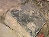 Дорогу одного из бакинских поселков строители проложили из надгробных плит с христианского русско-армянского кладбища "Монтино" в Азербайджане Дорогу одного из бакинских поселков строители проложили из надгробных плит с христианского русско-армянского кладбища "Монтино" в Азербайджане