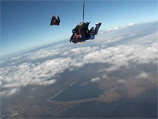 Бывший продавец машин Вернон Мэйнард из Южной Калифорнии совершил свой первый прыжок с парашютом
