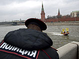Активисты Greenpeace пронеслись на лодках по Москве-реке напротив Кремля, требуя освободить команду Arctic Sunrise