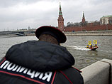 Активисты Greenpeace пронеслись на лодках по Москве-реке напротив Кремля, требуя освободить команду Arctic Sunrise Активисты Greenpeace пронеслись на лодках по Москве-реке напротив Кремля, требуя освободить команду Arctic Sunrise