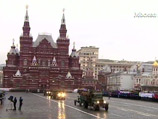 Власти же в День воинской славы проводят военный парад на Красной площади в память об аналогичном мероприятии 7 ноября 1941 года