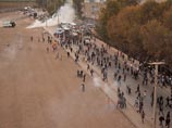 О том, что сотрудники турецкой полиции разгоняют местных жителей и представителей прокурдской Партии мира и демократии, устроивших митинг против постройки ограждений на границе, сообщает турецкое агентство DHA