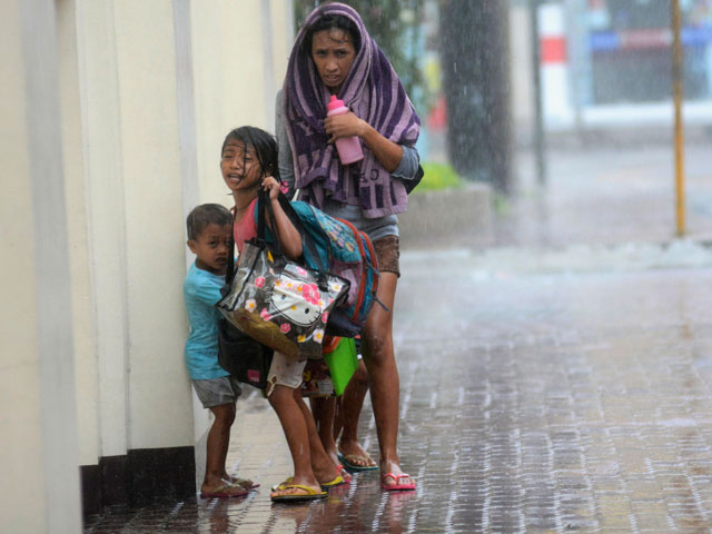 Число жертв мощнейшего тайфуна на Филиппинах превысило 120 человек
