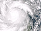 Скорость ветра в эпицентре урагана составляет 275 км в час, а порывы превышают 310 км в час