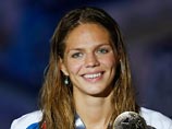 Россиянка Юлия Ефимова выиграла золотую медаль на дистанции 50 метров брассом, побив мировой рекорд на седьмом этапе Кубка мира, который проходит в Токио