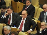 Инициаторы-единороссы Антон Романов и Евгений Федоров, а также эсер Михаил Емельянов поспешили опередить коммунистов, в которой только за неделю до этого объявили о намерении внести на рассмотрение палаты свой проект такого закона Инициаторы-единороссы Антон Романов и Евгений Федоров, а также эсер Михаил Емельянов поспешили опередить коммунистов, в которой только за неделю до этого объявили о намерении внести на рассмотрение палаты свой проект такого закона