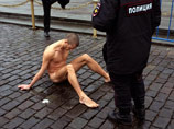 Благодаря небрежности полицейских художник, прибивший свою мошонку к брусчатке Красной площади, вышел на свободу