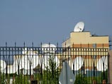 За спутником непрерывно следят специалисты Главного центра разведки космической обстановки (ГЦ РКО) космического командования Войск ВКО. Они отслеживают изменения параметров его орбиты За спутником непрерывно следят специалисты Главного центра разведки космической обстановки (ГЦ РКО) космического командования Войск ВКО. Они отслеживают изменения параметров его орбиты