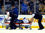 Лучший бомбардир НХЛ сломал ногу о стойку своих ворот (ВИДЕО)