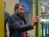 Александр Емельяненко у здания ОВД Даниловского района Москвы, 24 октября 2013 года Александр Емельяненко у здания ОВД Даниловского района Москвы, 24 октября 2013 года