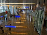 Полиция ищет преступника, который открыл стрельбу на территории столичного аэропорта "Шереметьево". В итоге огнестрельные ранения получил иностранец, прилетевший из Средней Азии с миллионом долларов