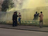 К атакованному посольству РФ в Варшаве принесли цветы, а МИД Польши встревожен "ответом" российских радикалов К атакованному посольству РФ в Варшаве принесли цветы, а МИД Польши встревожен "ответом" российских радикалов