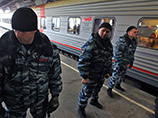 12 ноября, поезд, в котором сотрудники правоохранительных органов доставляли из Мурманска 30 арестованных за хулиганство членов экипажа судна Arctic Sunrise, прибыл на Ладожский вокзал Санкт-Петербурга