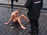 Павленский, известный своими экстравагантными акциями, сняв с себя всю одежду, сел на Красной площади и при помощи длинного гвоздя прибил свою мошонку к брусчатке. Акция продлилась в обшей сложности полтора часа