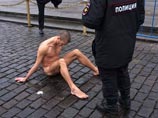 Павленский, известный своими экстравагантными акциями, сняв с себя всю одежду, сел на Красной площади и при помощи длинного гвоздя прибил свою мошонку к брусчатке. Акция продлилась в обшей сложности полтора часа Павленский, известный своими экстравагантными акциями, сняв с себя всю одежду, сел на Красной площади и при помощи длинного гвоздя прибил свою мошонку к брусчатке. Акция продлилась в обшей сложности полтора часа