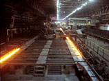 Около 2600 из примерно 4000 рабочих ОАО "Златоустовский металлургический завод", находящегося в управлении группы "Мечел", вынужденно простаивают. Порядка 2/3 сотрудников лишены работы