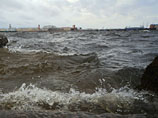 В Петербурге закрыли дамбы из-за угрозы наводнения
