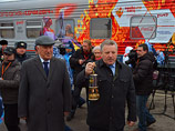 Огонь XXII зимних Олимпийских игр 2014 в воскресенье прибыл в Хабаровск из Владивостока спецпоездом, на железнодорожном вокзале его встречали сотни хабаровчан