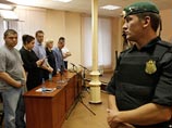 В рамках дела "Кировлеса" Навальный обвинялся в хищении 16 млн рублей у государственного предприятия. 18 июля он был приговорен к пяти годам заключения. Другой фигурант дела - Петр Офицеров - был осужден на четыре года В рамках дела "Кировлеса" Навальный обвинялся в хищении 16 млн рублей у государственного предприятия. 18 июля он был приговорен к пяти годам заключения. Другой фигурант дела - Петр Офицеров - был осужден на четыре года