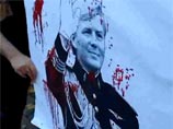 Члены "Другой России" атаковали в Лондоне посольство Голландии и вымазали "кровью" портрет короля Нидерландов (ВИДЕО)