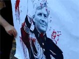 Члены "Другой России" атаковали в Лондоне посольство Голландии и вымазали "кровью" портрет короля Нидерландов (ВИДЕО) Члены "Другой России" атаковали в Лондоне посольство Голландии и вымазали "кровью" портрет короля Нидерландов (ВИДЕО)