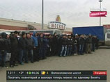 Полиция "зачистила" ТЦ "Москва": более 1000 задержанных, нелегалы прятались в багажниках и удирали через забор Полиция "зачистила" ТЦ "Москва": более 1000 задержанных, нелегалы прятались в багажниках и удирали через забор