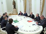 "Я, безусловно, посмотрю это, причем самым внимательным образом", - заверил политика Путин на встрече с лидерами непарламентских партий. При этом официально Кремль не признает в стране наличие политзаключенных