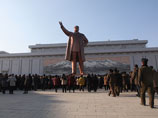 Жители Северной Кореи отмечают день рождения основателя республики как День солнца, главный государственный праздник, и продолжают дарить ему подарки