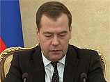 Премьер Дмитрий Медведев попросил главу Минздрава Веронику Скворцову прервать доклад и оказать первую помощь этому человеку