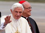 Кардинал Ортега (на заднем плане)подал заявление об отставке Папе Римскому Бенедикту XVI два года назад, как того требуют каноны Католической церкви, устанавливающий 75-летний возрастной лимит для всех епископов